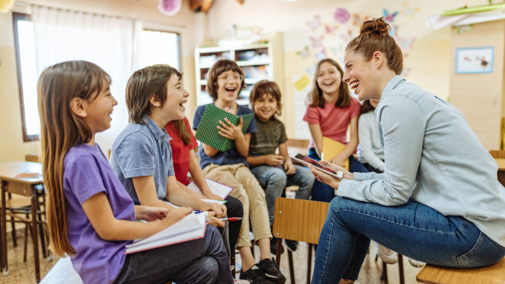 Enfant heureux dans une salle de classe avec un air sain